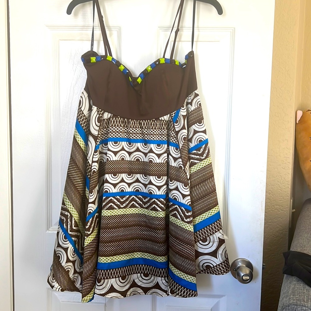 A lovely multi color in brown with touch of blue and green contrast!